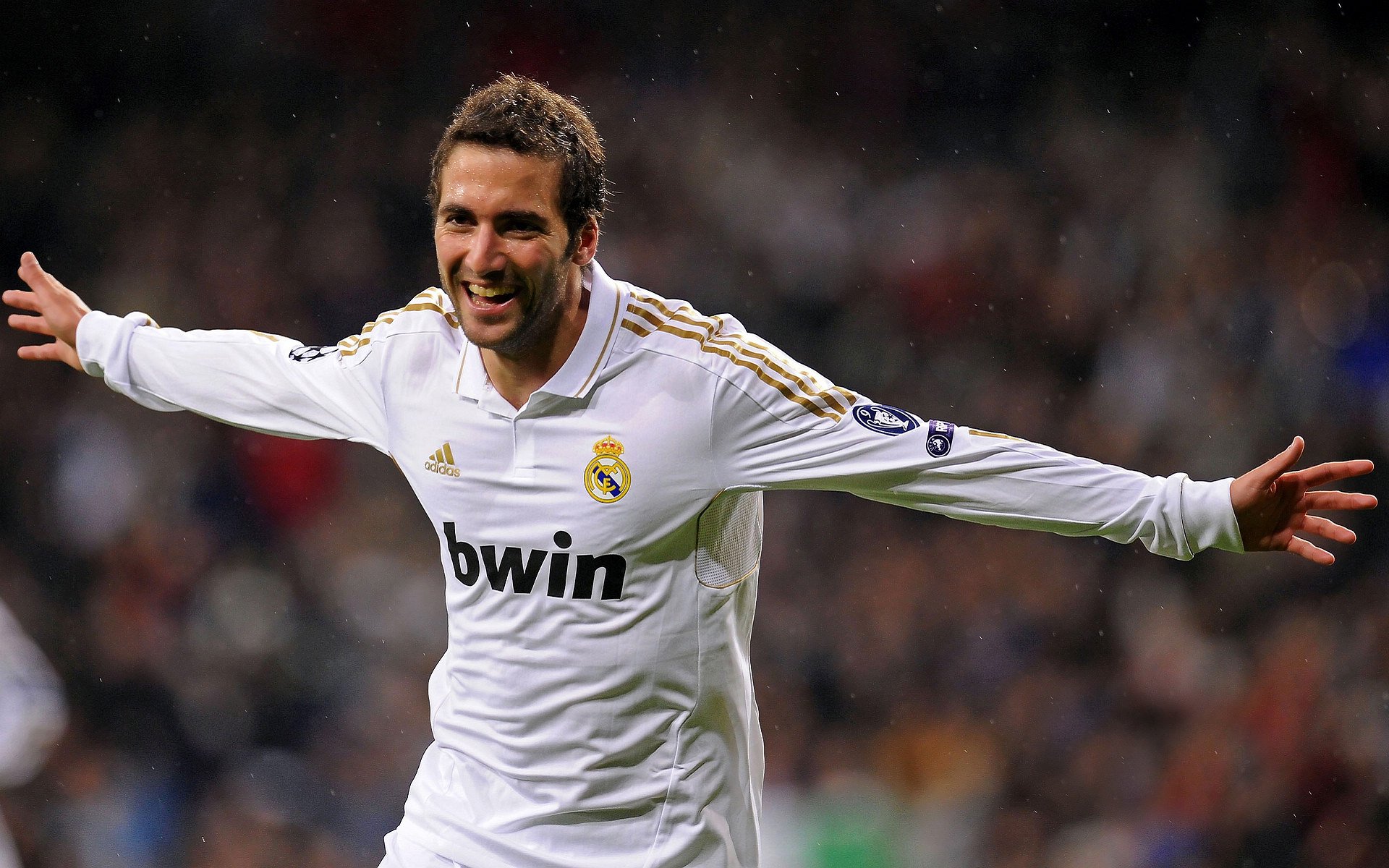 “马科斯·莫奇的速度与力量，成为阿根廷美洲狮队防守的坚实保障”