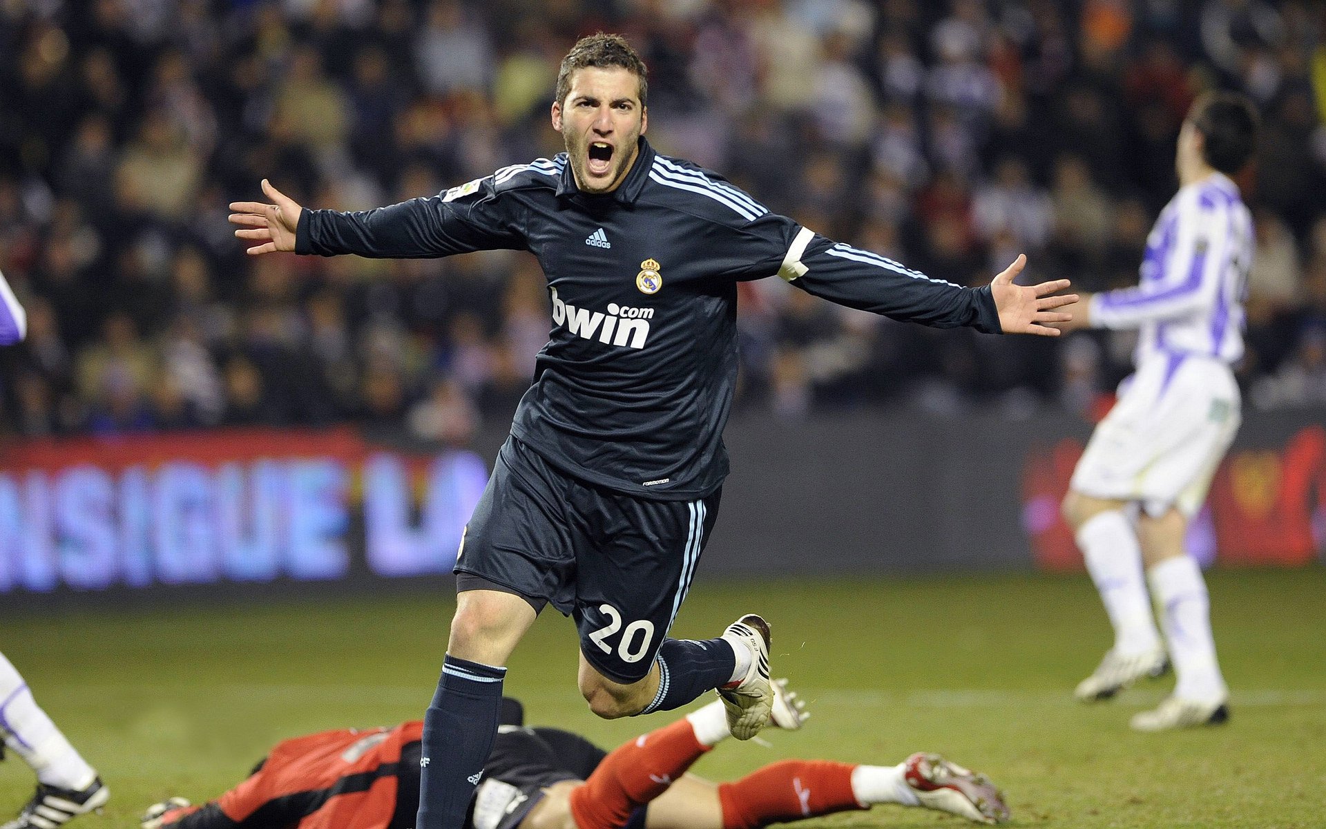 德甲的球迷参与度提升方案，德甲球迷助威